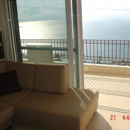 Verga First Floor Apartment Esterno foto