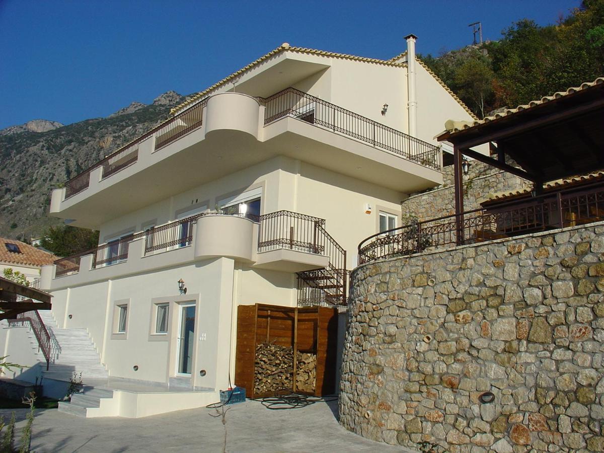 Verga First Floor Apartment Esterno foto